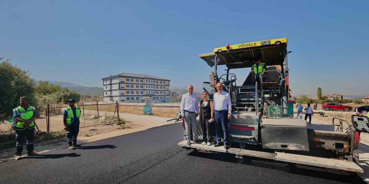 Pamukkale’de okul yollarına sıcak asfalt çalışması sürüyor