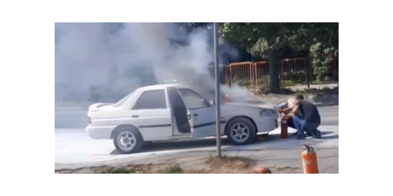 Motor kısmından alev alan otomobili vatandaşlar söndürdü