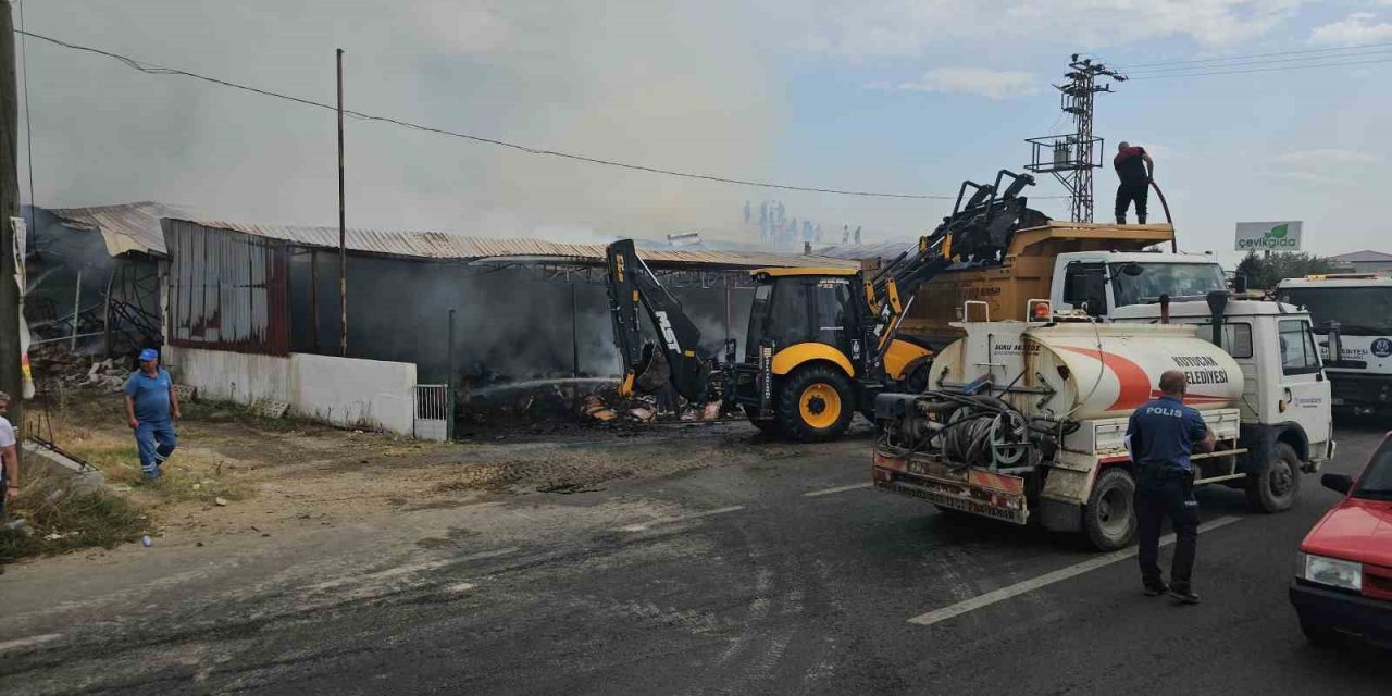 Kuyucak’taki gıda işletmesinde çıkan yangın kontrol altına alındı