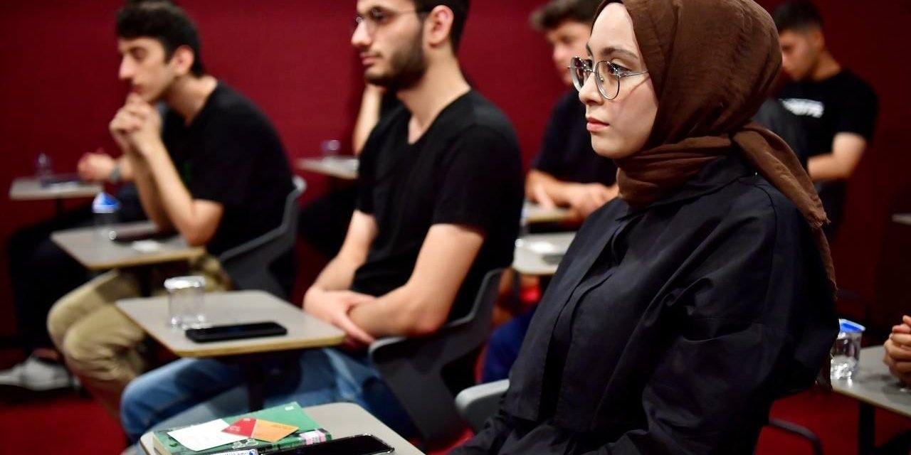 Fatih Belediye Başkanı Ergün Turan tecrübelerini gençlerle paylaşıyor