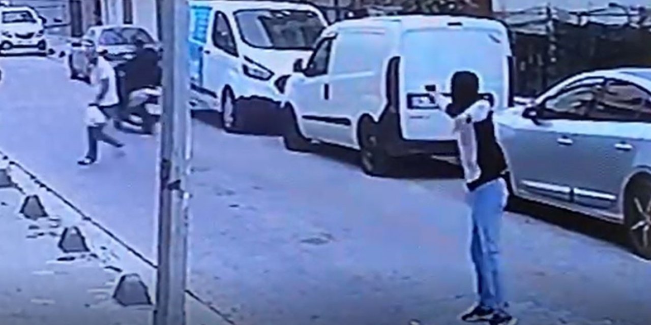 Küçükçekmece’de sokak ortasındaki silahlı saldırı kamerada