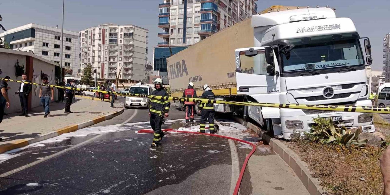 ’Dur’ ihtarına uymayan tır sürücüsü, lastiklere ateş edilerek durduruldu
