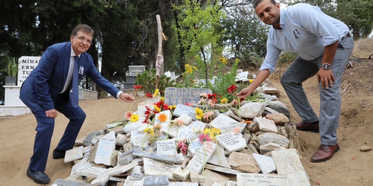 Sanatçı Tuncel Kurtiz, vefatının 10. yılında kabri başında anıldı
