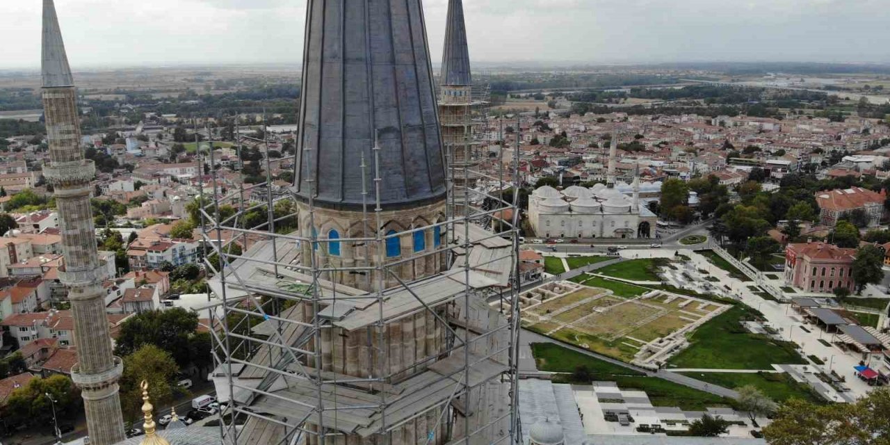 Selimiye’nin minarelerindeki çiniler monte ediliyor