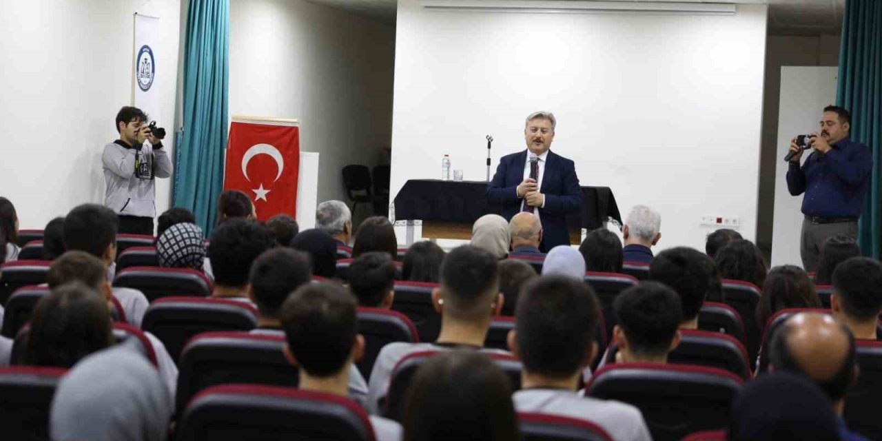 Başkan Palancıoğlu’ndan öğrencilere altın öğütler
