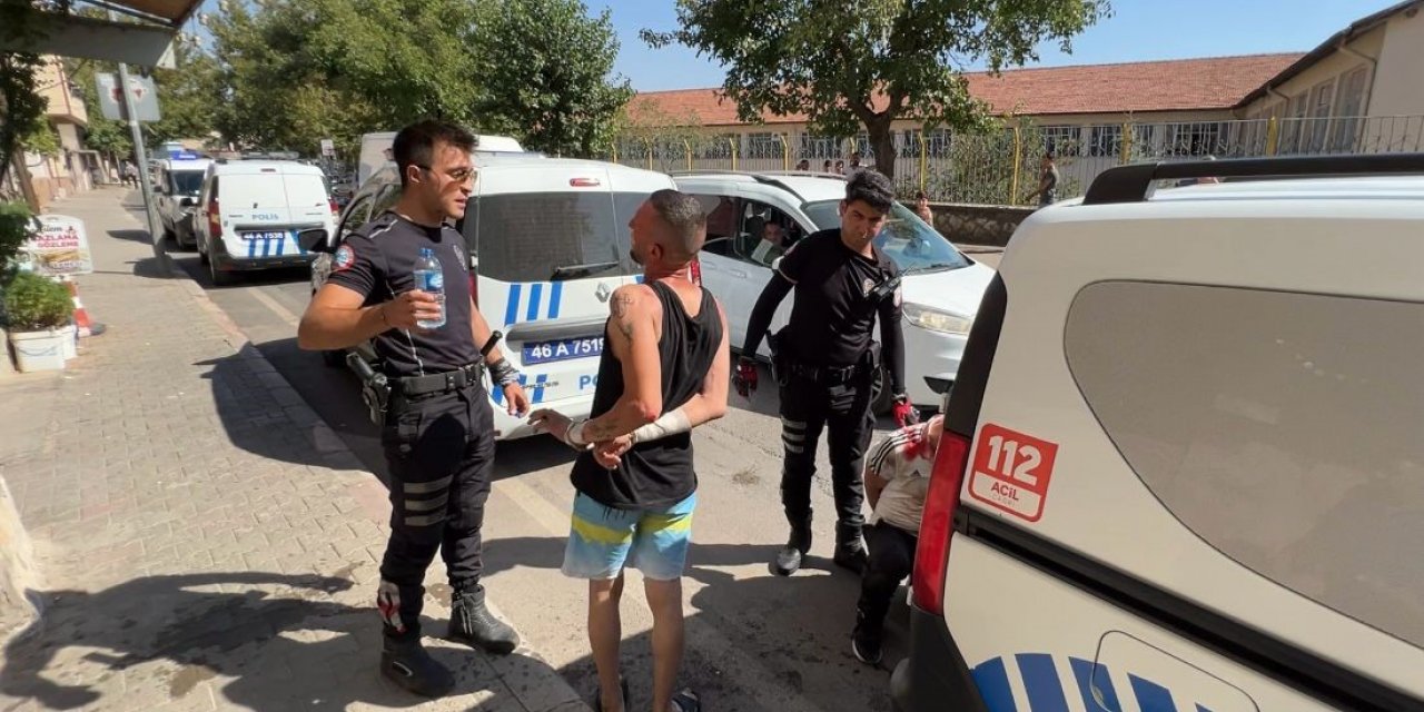 Önce polisle tartıştılar, sonra polisin elinden su içtiler