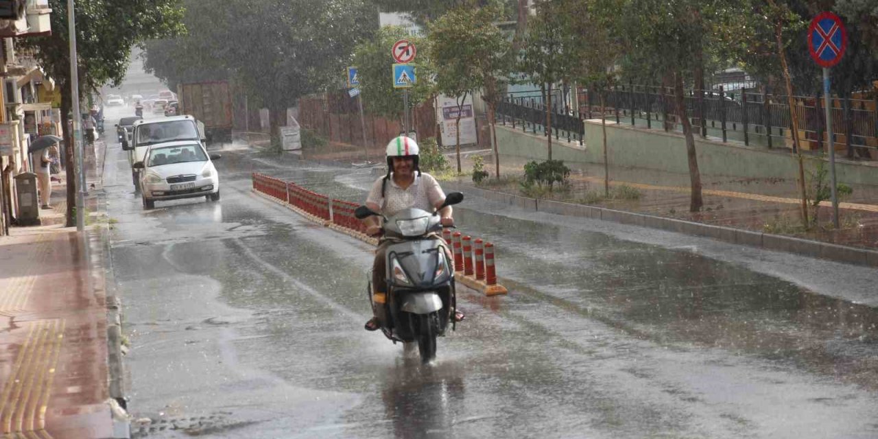 Aydın’da sağanak yağış vatandaşları serinletti