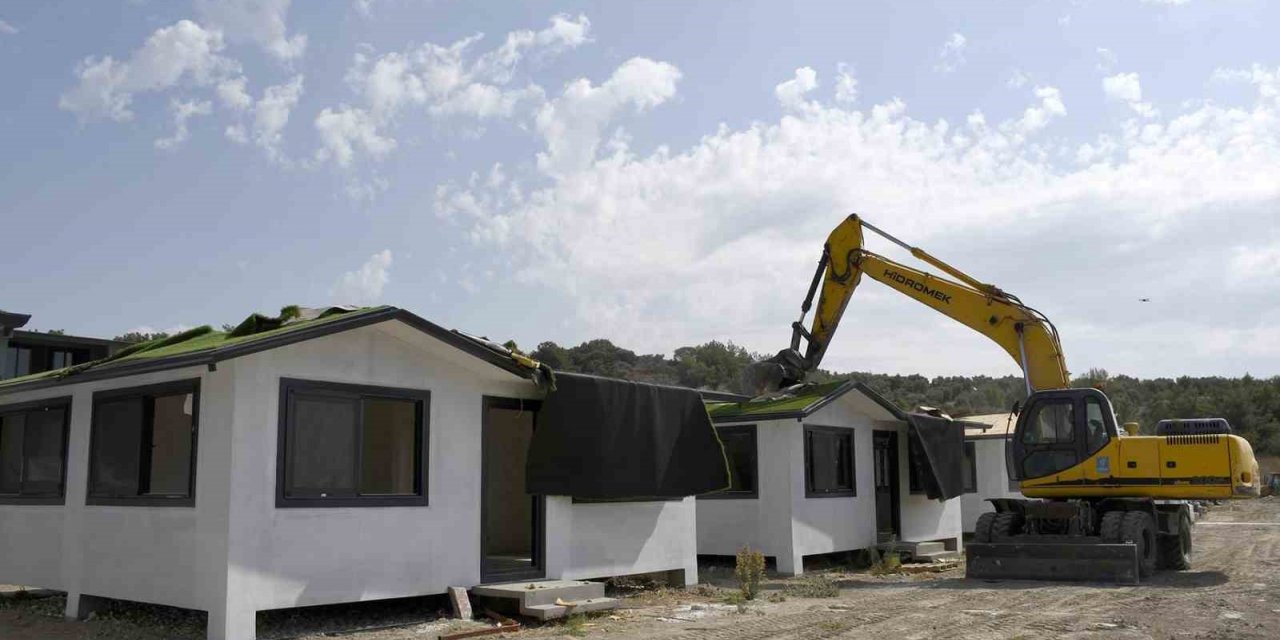 Kuşadası Belediyesi kaçak yapılarla mücadeleye devam ediyor