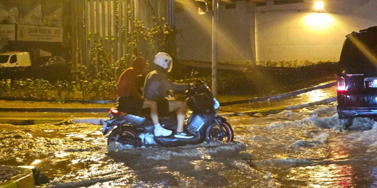 Kuşadası’nda 10 dakikalık sağanak yağış yolları göle çevirdi