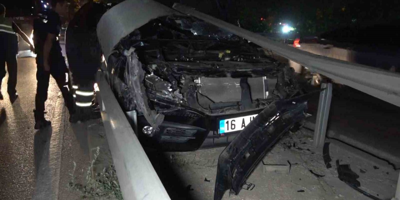 Orta refüje çarpan sürücü otomobili bırakıp kaçtı