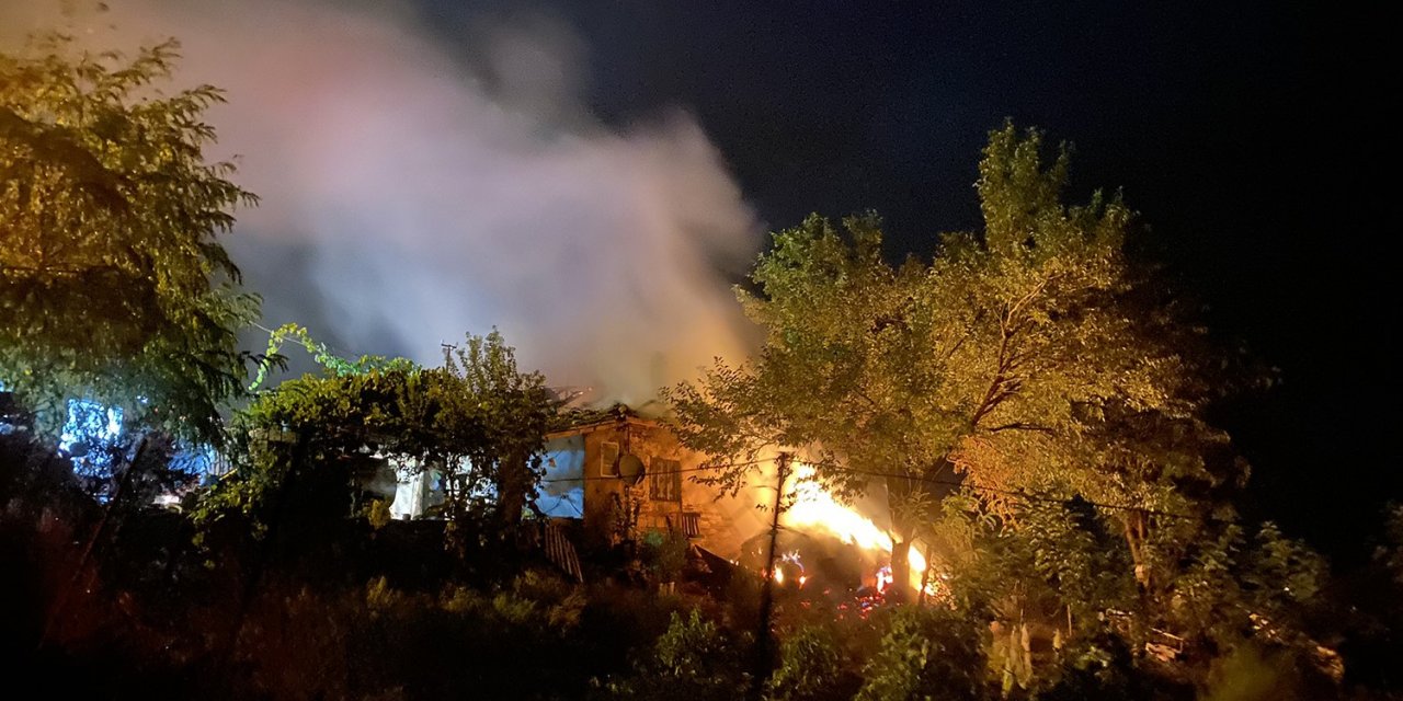 Manisa’da yıldırım düşen ev alev alev yandı