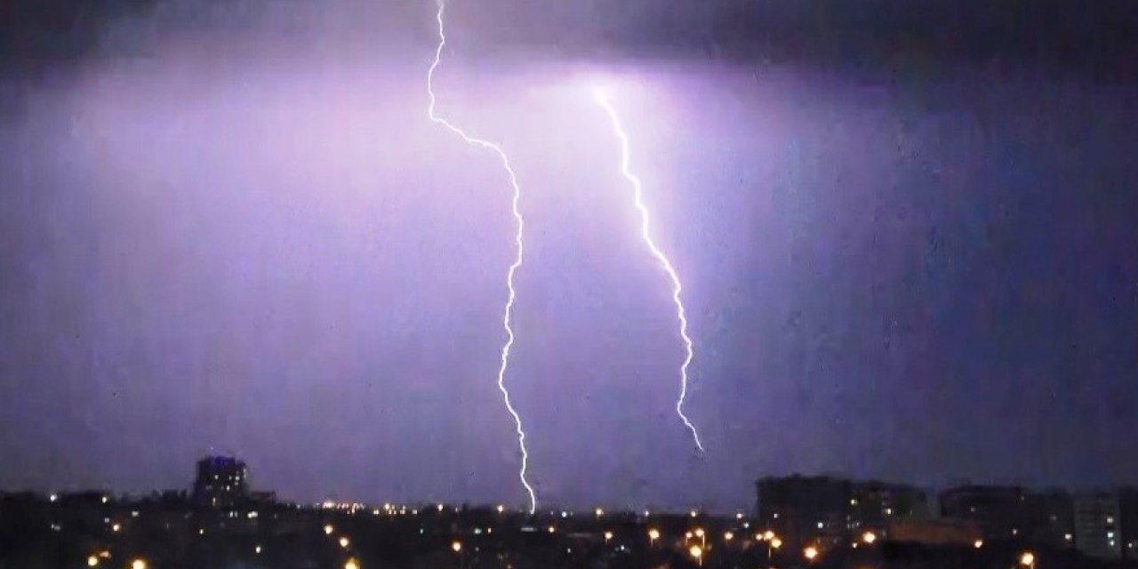 Aydın’da şimşekler geceyi aydınlattı