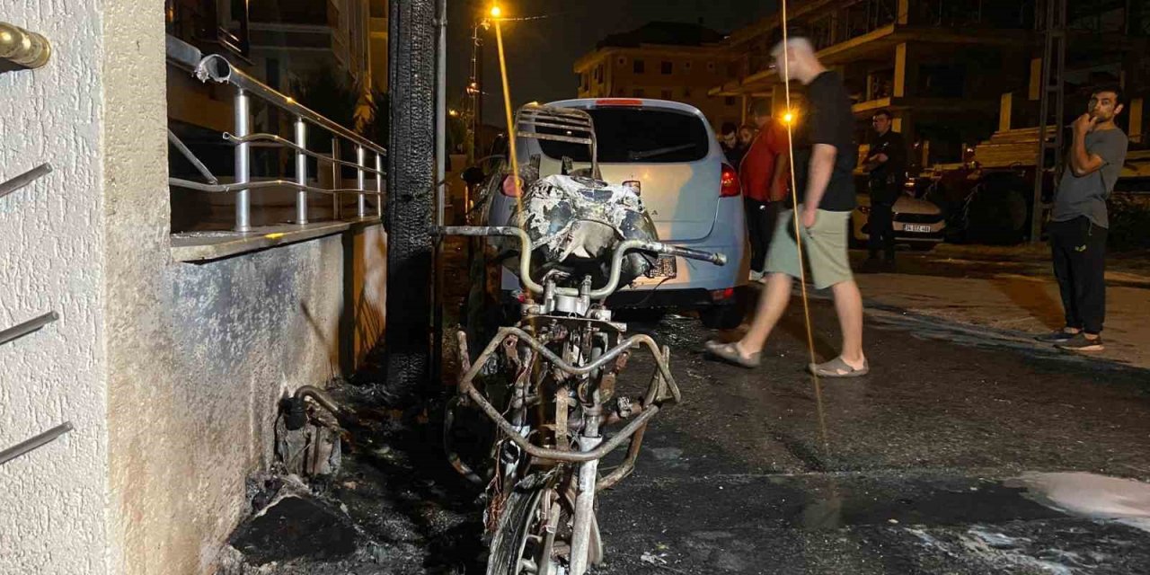 Beylikdüzü’nde doğal gaz kutusu alev alev yandı, 1 motosiklet küle döndü