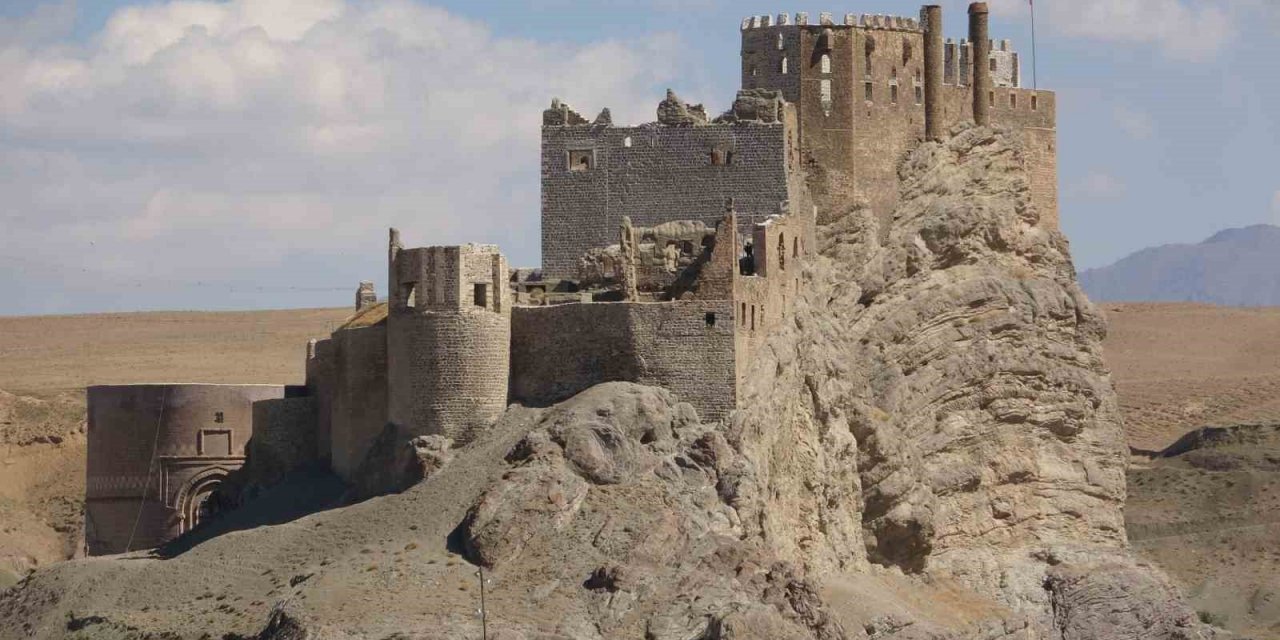 Kartal yuvası görünümlü Hoşap Kalesi turizme açılıyor