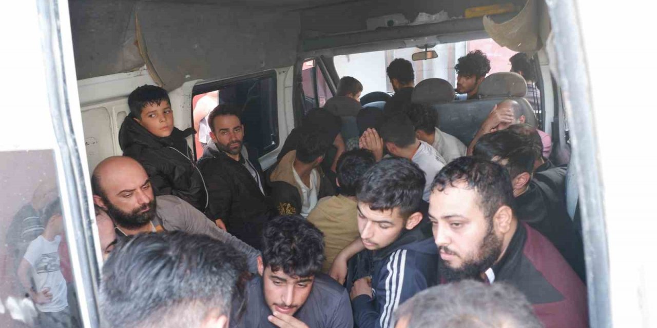 Evin duvarına çarparak durabilen minibüsten 19 göçmen çıktı