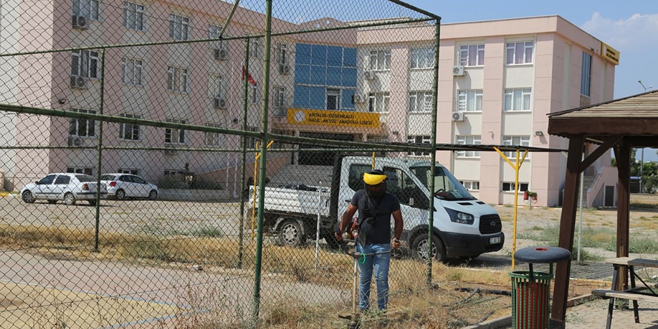 Döşemealtı Belediyesi’nden okul bahçelerine bakım