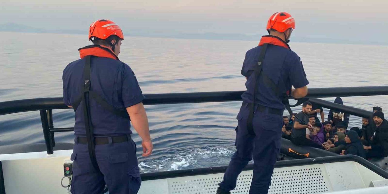 Ayvalık açıklarında 23 düzensiz göçmen kurtarıldı