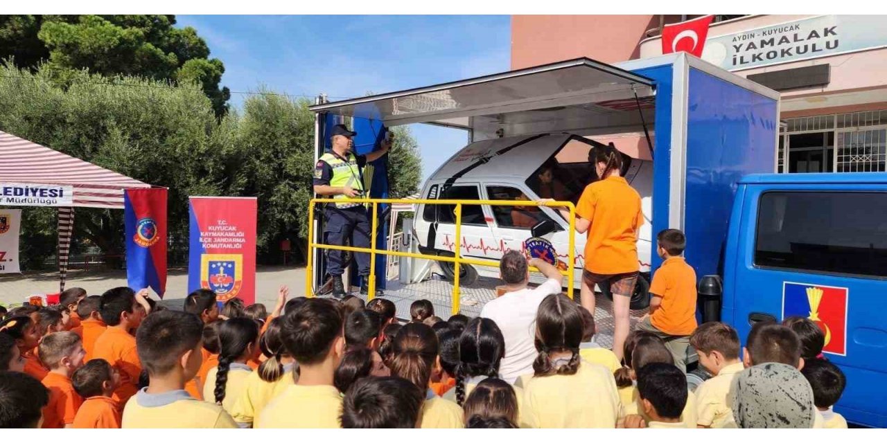 Jandarma öğrencilere emniyet kemerinin önemini anlattı