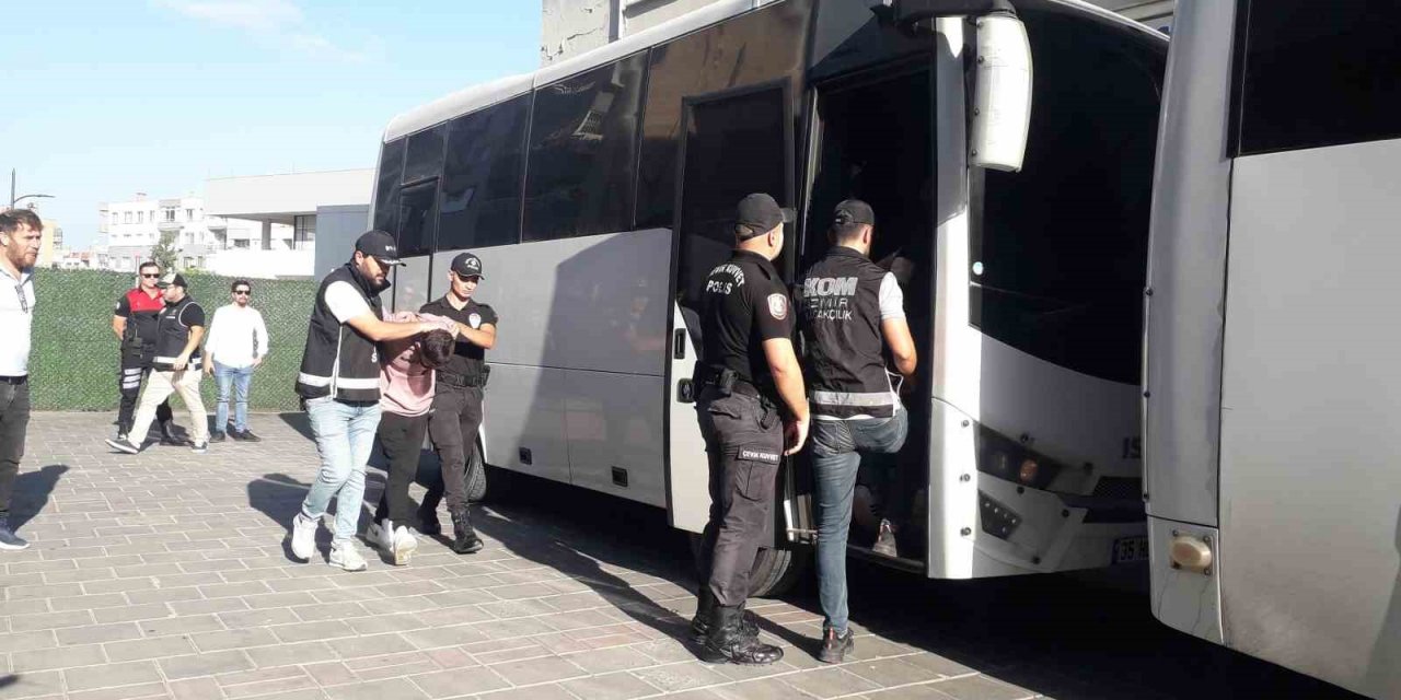 İzmir’de adliye önündeki çatışmayla ilgili 20 şüpheli adliyede