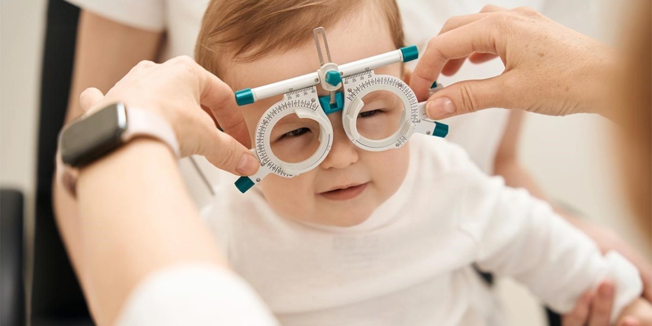 Bebeğin gözünde kayma, titreme veya takip etmeme durumu varsa dikkat