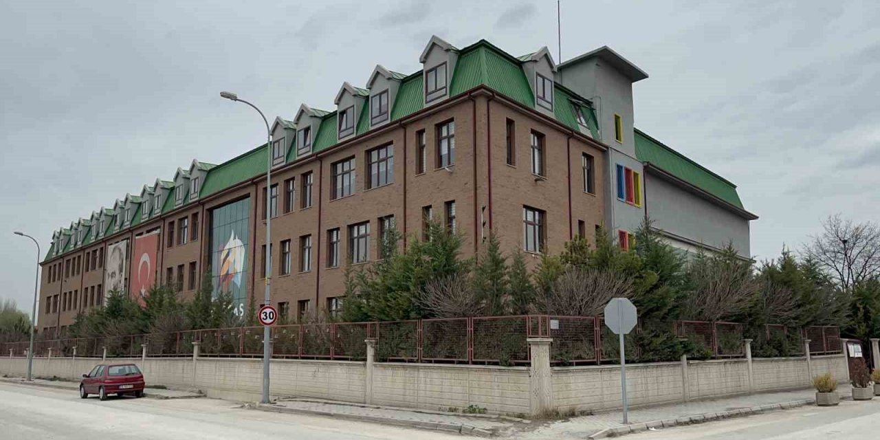 Depremzede başörtülü öğrenciyi okula almayan müdüre 89 bin 571 lira para cezası