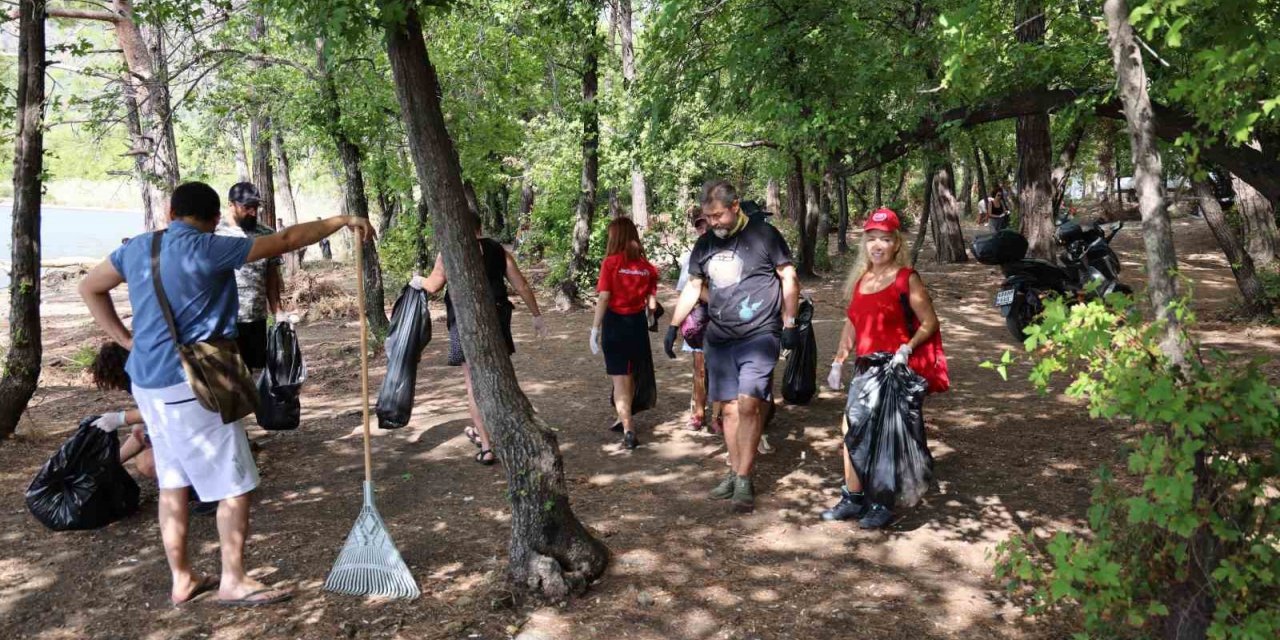 Marmaris’te belediye öncülüğünde çevre temizliği yapıldı