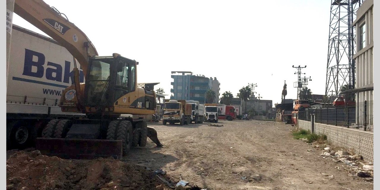 Akdeniz’de yol açma ve kaldırım yenileme çalışmaları devam ediyor