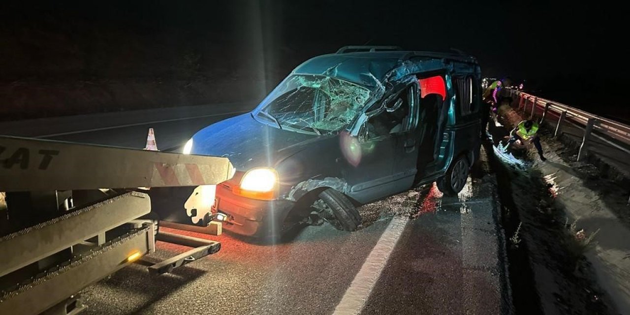 Orta refüje devrilen hafif ticari araçta bir kişi öldü, 1 kişide yaralandı