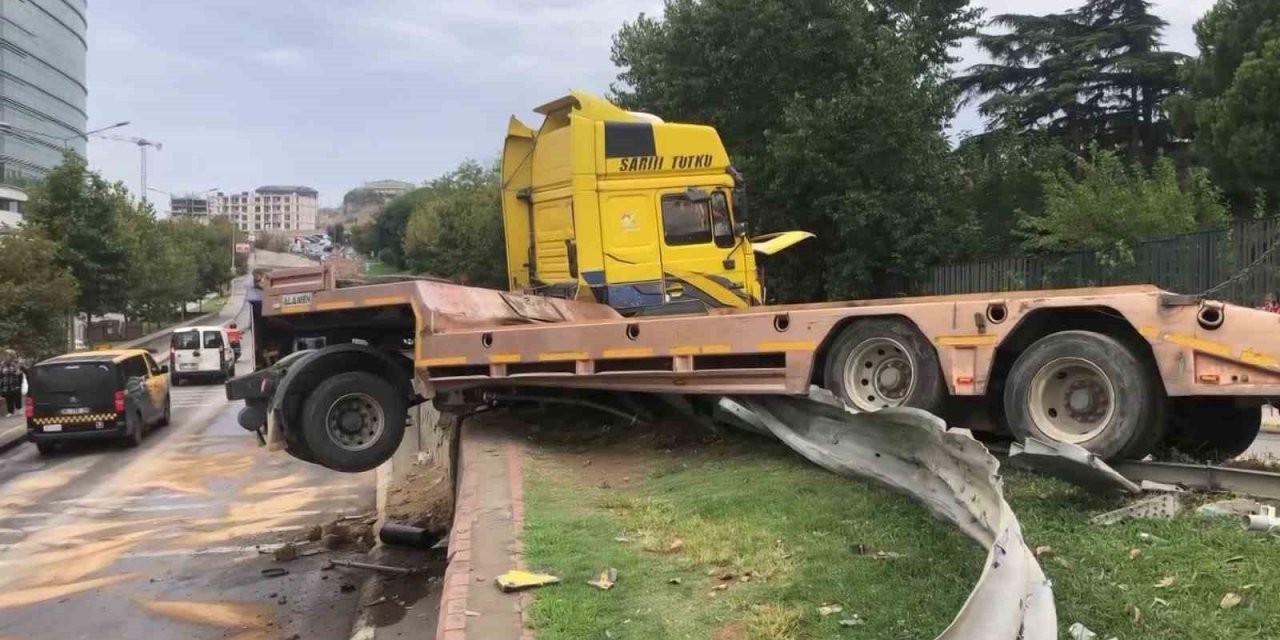 Pendik’te kaza yapan tır bariyerde asılı kaldı