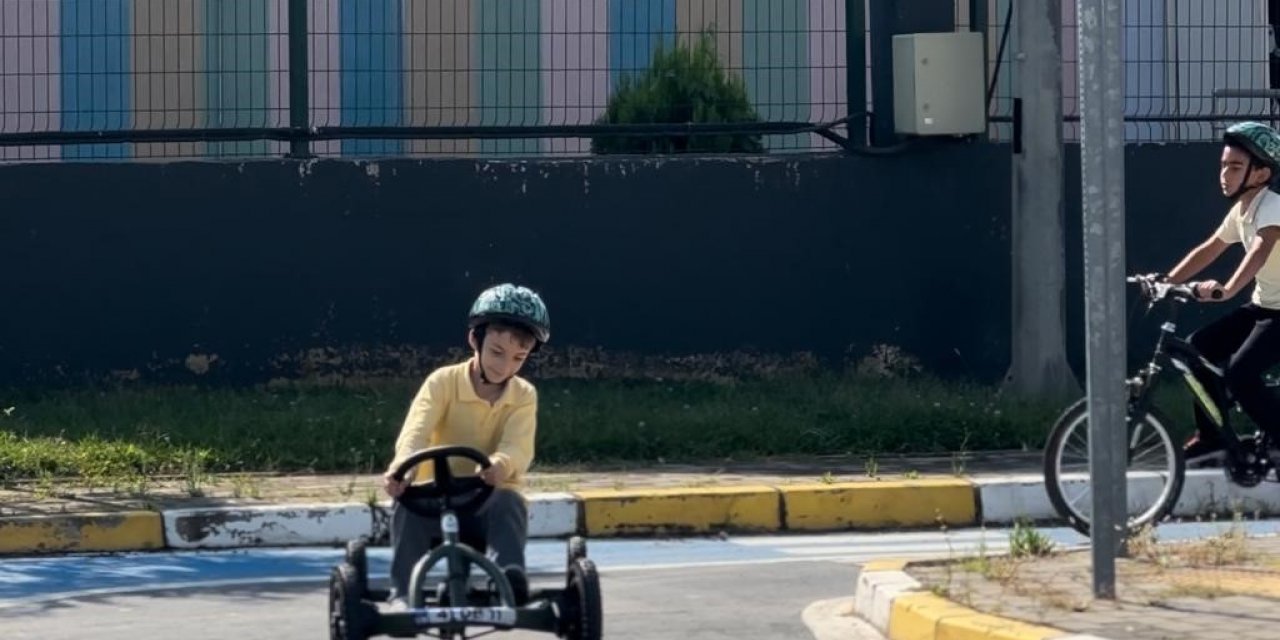 Çocuklar direksiyon başına geçti