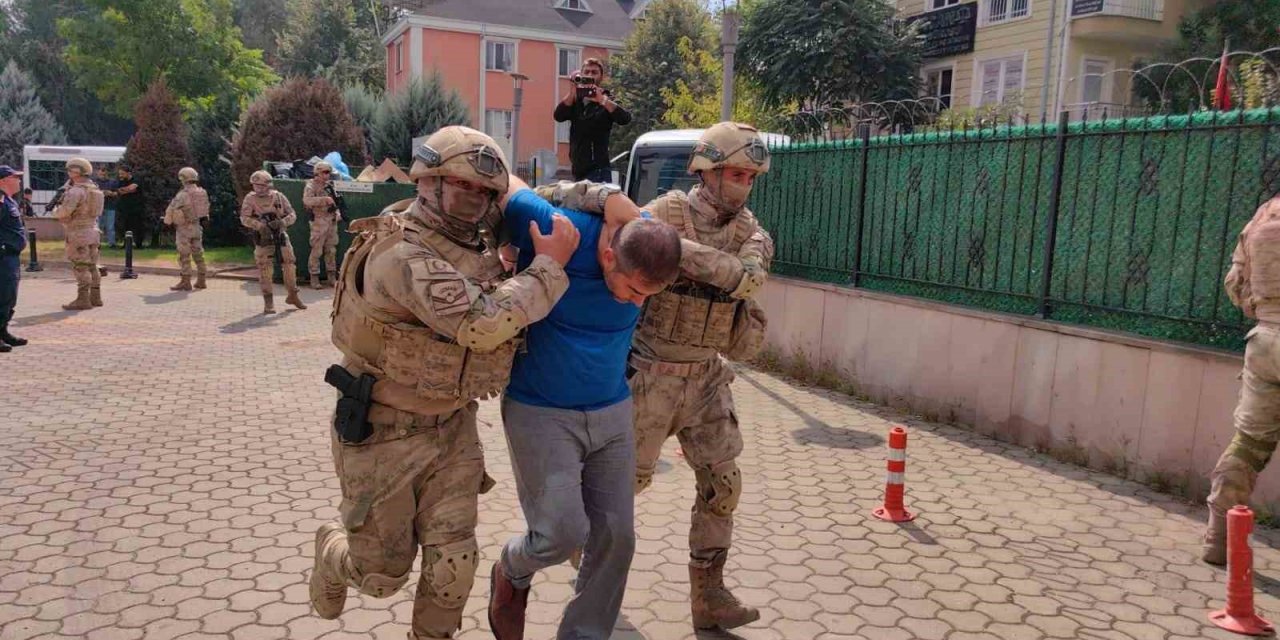 Bir ilçenin kabusu olmuşlardı...Terkinler çetesi üyeleri adliyeye böyle getirildi