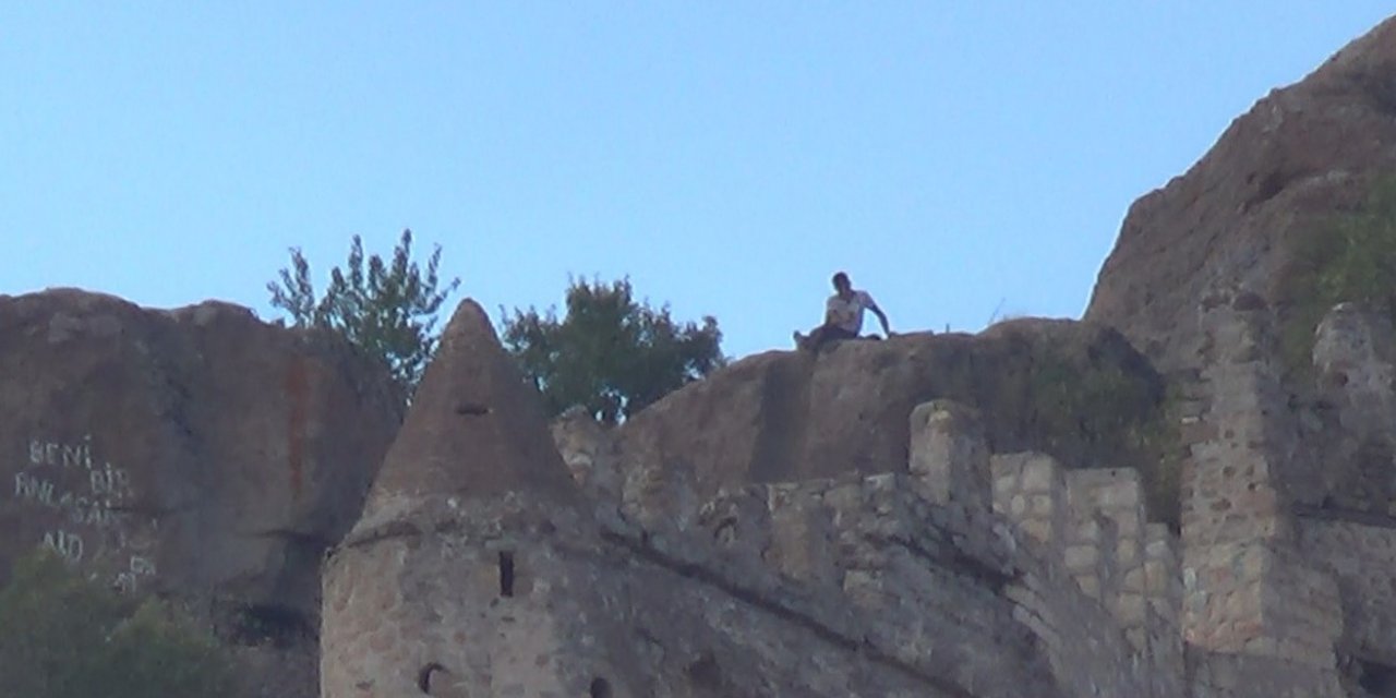 Tarihi Karahisar Kalesinden intihar girişimi ekipleri alarma geçirdi