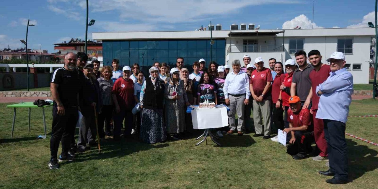 Gençler ve yaşlılar bocce müsabakasında karşılaştı