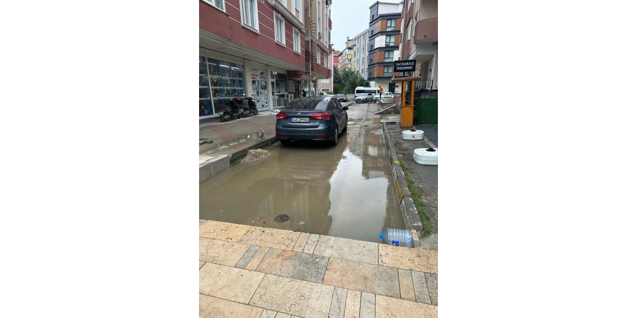 Cadde ve sokakları su bastı