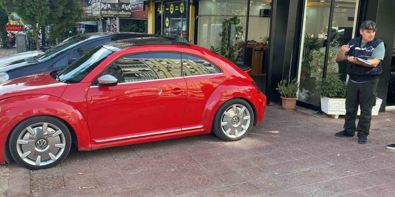 Magandaların silahından çıkan saçmalar otomobillere isabet etti