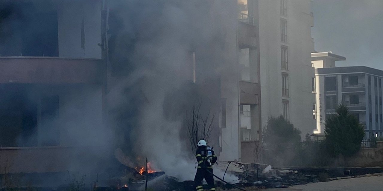 Bina girişinde yakılan lastikler korkuya neden oldu