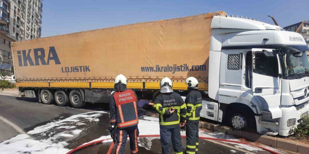 Lastiklerine ateş edilerek durdurulan tırda 11 kilo esrar çıktı