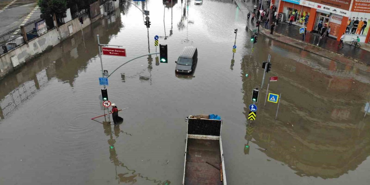 Başakşehir’de göle dönen yol havadan görüntülendi