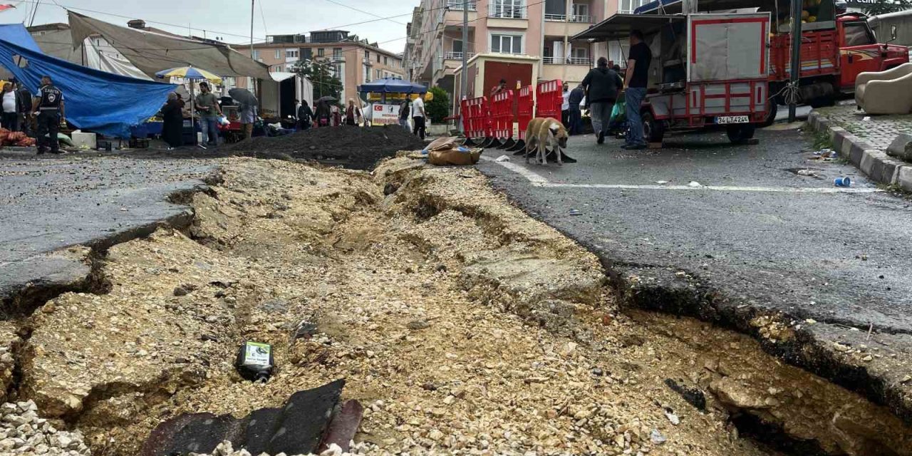 Çatalca’da yoğun yağıştan dolayı yol çöktü