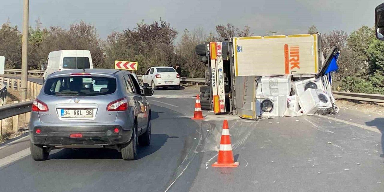 Beyaz eşya taşıyan tır devrildi, sürücü burnu bile kanamadan kurtuldu