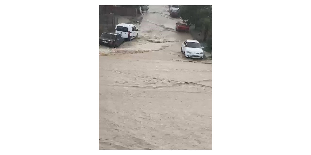 Arnavutköy’de yollar göle döndü, araçlar suya gömüldü, bir evi su bastı