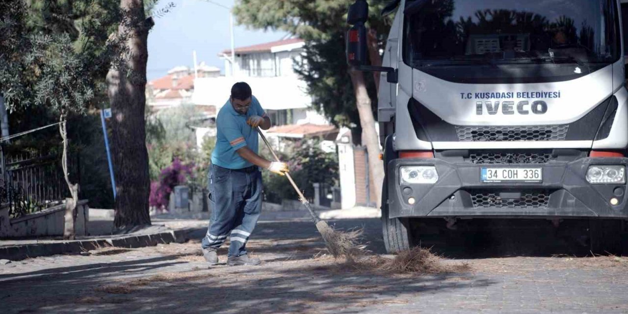 Kuşadası’nda cadde, sokak ve parklar pırıl pırıl