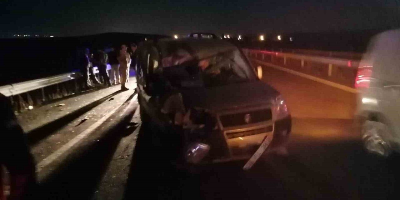 Kars’ta otomobil traktöre çarptı: 2 yaralı