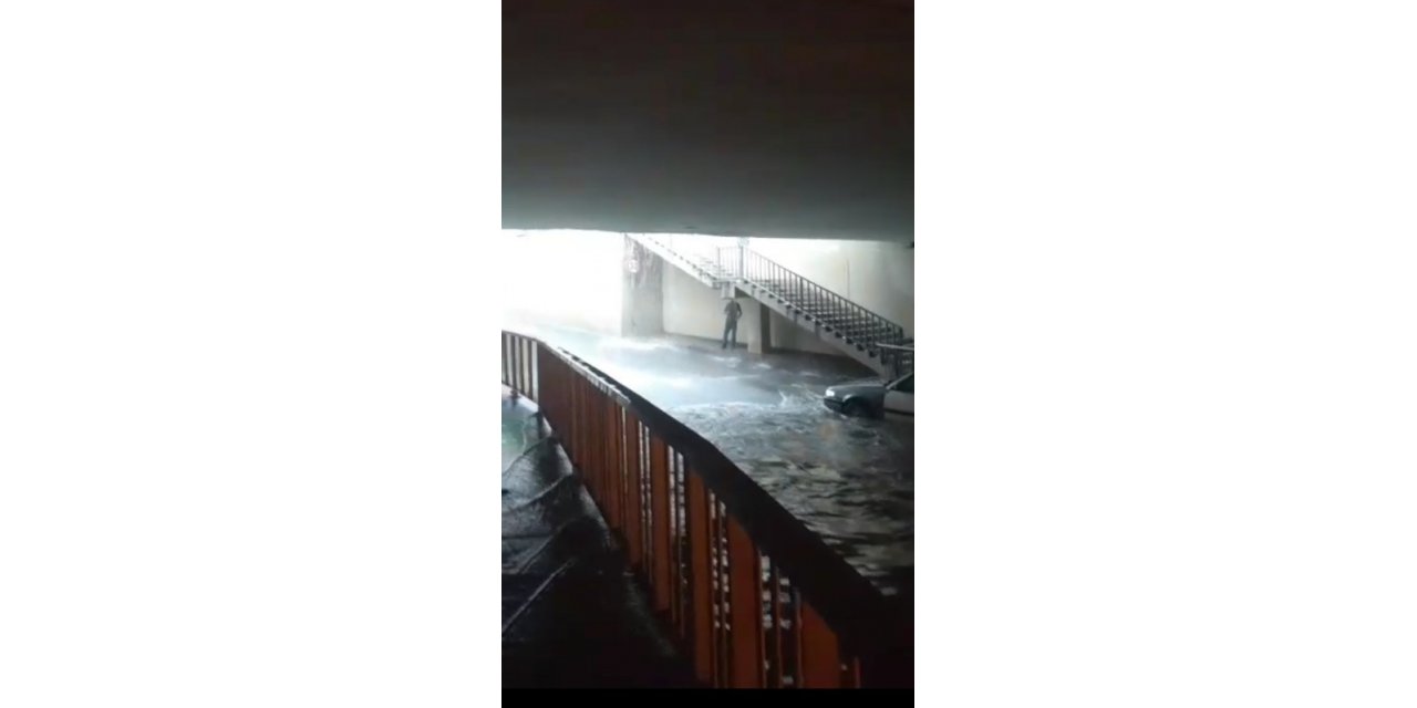 Pendik’te yollar göle döndü, alt geçitleri su bastı