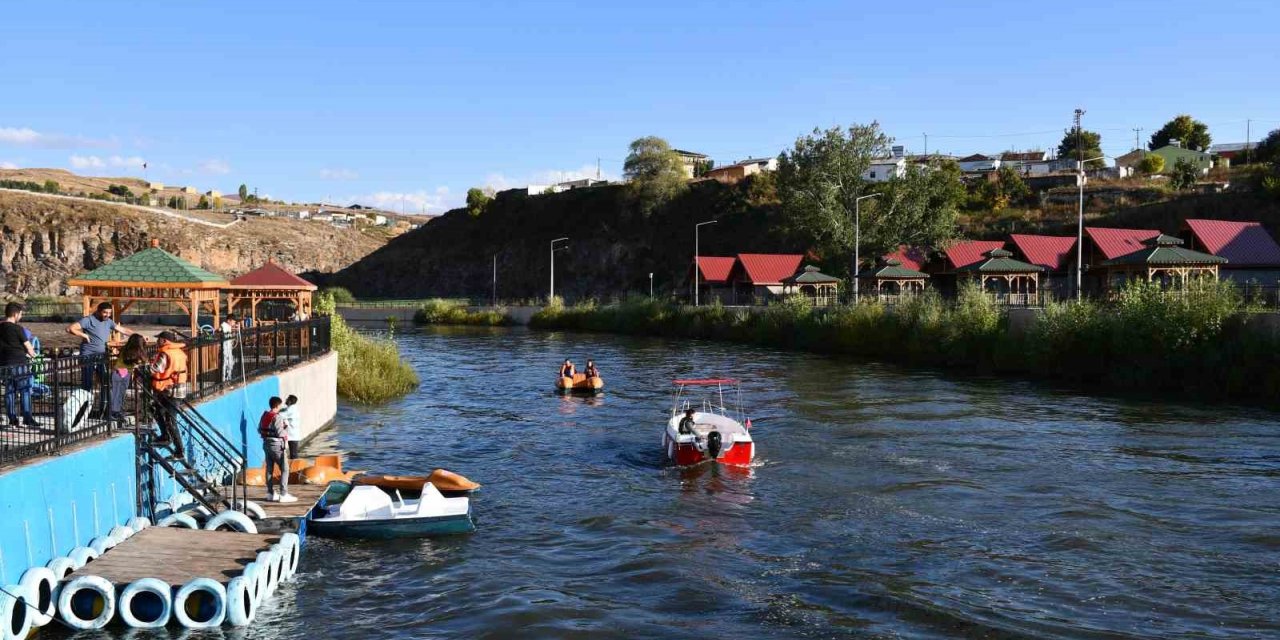 Kura Nehri’nde deniz bisikleti ve tekne keyfi
