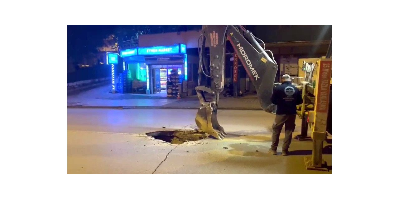 İşlek cadde oluşan çukur sürücülere zor anlar yaşattı