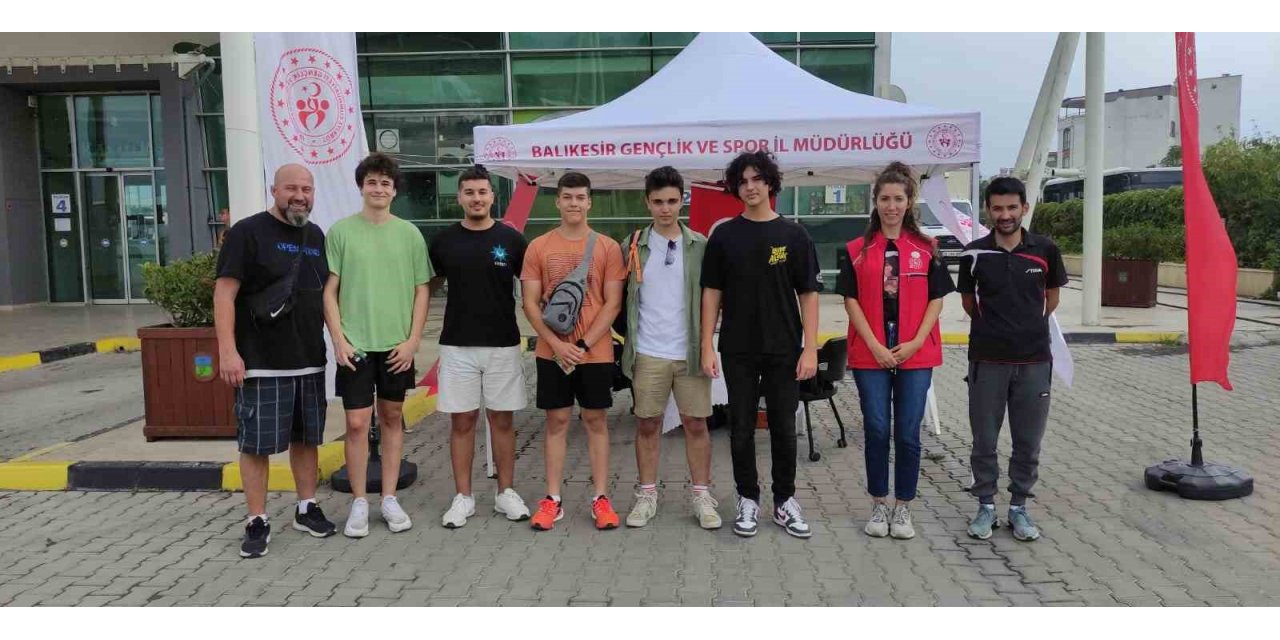 Burhaniye’de üniversite öğrencileri için karşılama standı kuruldu