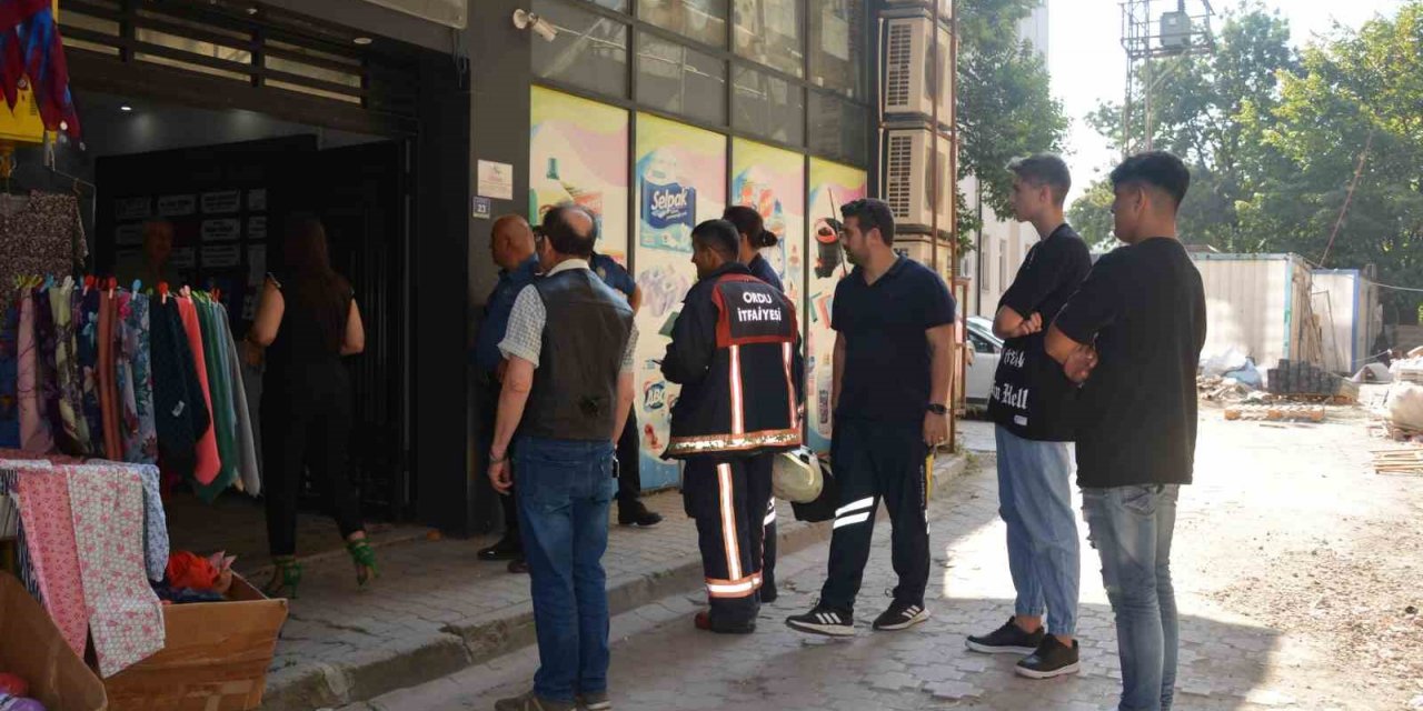 Asansörde mahsur kalan 4 kişi ekipleri harekete geçirdi