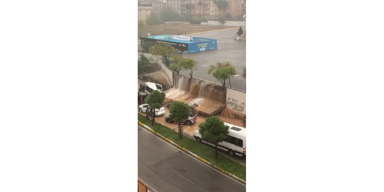 Pendik’te istinat duvarını çöktüğü esnada panik anları böyle görüntülendi