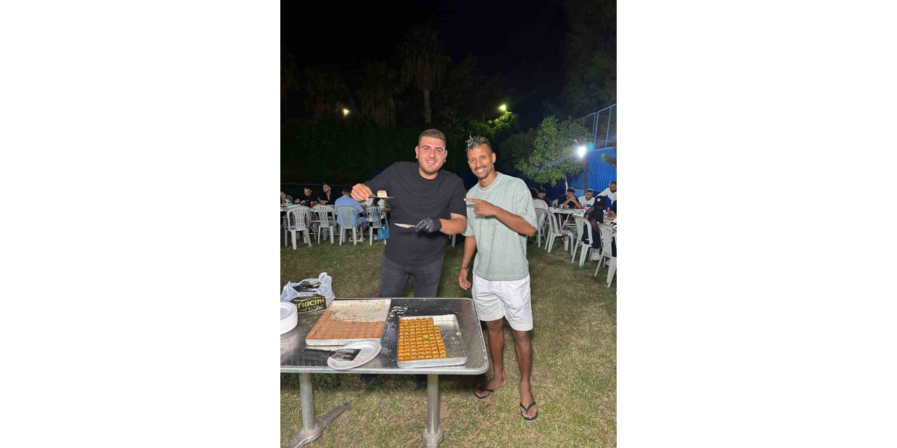 Adana Demirsporlu futbolcuların baklava keyfi